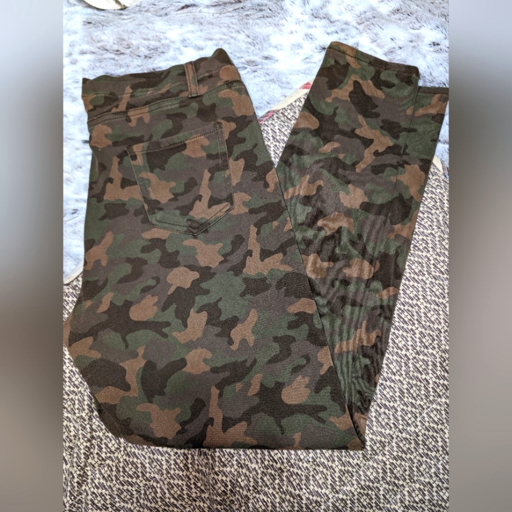 💚 Faded Glory Camo Skinny Jeans 💚